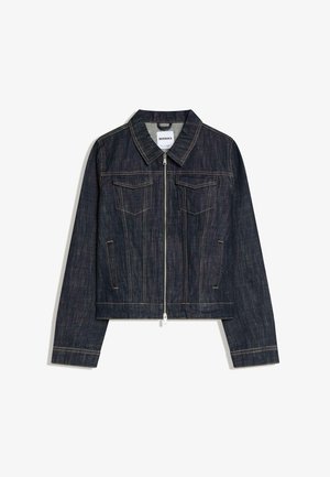 Veste en denim bleu foncé avec fermeture éclair frontale, deux poches poitrine à rabats et poches fendues verticales, avec des surpiqûres contrastantes et un col classique.
