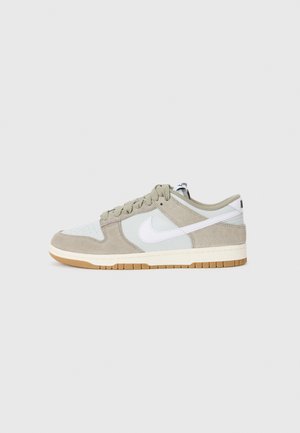 Nike-sneakers i ljusgrå och mintgrön. Material av mocka och syntet. Har vit Swoosh-logotyp, platta snören och sula av gummigummi.