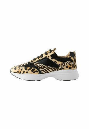 Leopardų ir zebra rašto sportbačiai su juodu tekstiliniu viršumi, baltu storu padu ir juodomis raištelėmis. Tekstūruoti paviršiai ir auksiniai akcentai.