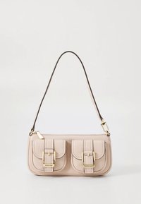 Petit sac à main rose avec deux poches avant, garnitures ton or, et une bandoulière plate. Fabriqué en cuir texturé. Forme rectangulaire.