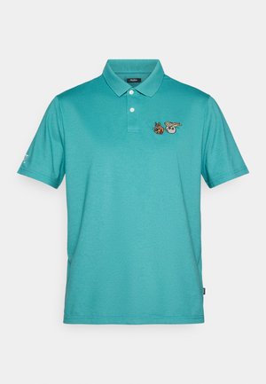 Polo shirt turchese in tessuto morbido, con colletto classico, tre bottoni e due disegni di animali ricamati sul petto.