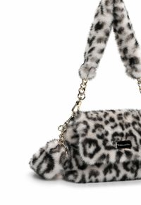 Dirbtinė kailio rankinė su juoda ir pilka leopardų raštu, turinti grandininį diržą ir nuimamą kailinį pom-pom detalę.
