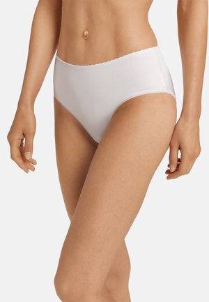 Mutandine bianche a vita alta realizzate in tessuto morbido, con bordi ondulati e un design senza cuciture per un aspetto pulito.