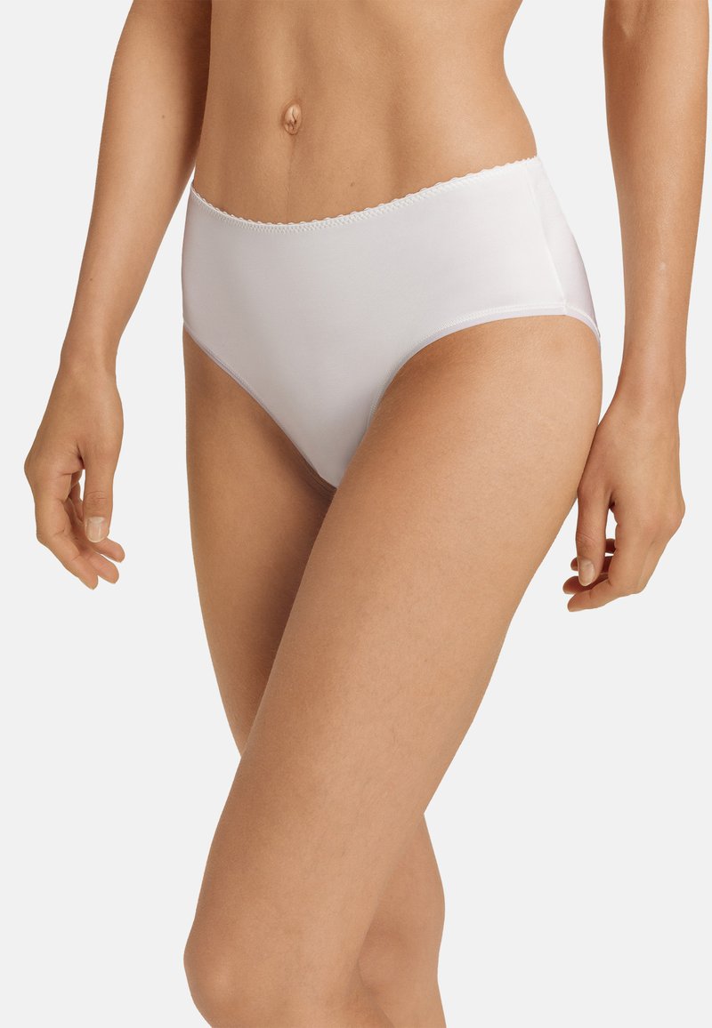 Witte hooggesneden onderbroeken gemaakt van gladde stof, met geschulpte randen en een naadloos ontwerp voor een schone uitstraling.