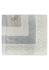 Bufanda de seda con un patrón geométrico en gris claro y blanco, con un logo en negro; textura suave y forma cuadrada.