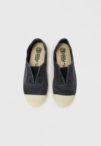 Scarpe slip-on in tela blu navy con tomaia in tessuto strutturato, puntale rotondo in gomma beige e occhielli marroni per la ventilazione.