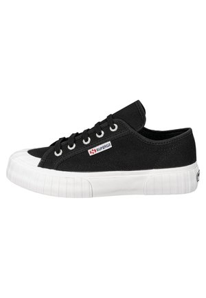 Sneaker nera in tela con suola in gomma bianca, caratterizzata da una punta arrotondata, design con lacci e logo laterale. Silhouette classica low-top.