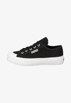 Schwarze Canvas-Sneaker mit weißer Gummisohle, runder Zehenform, Schnürdesign und Logo an der Seite. Klassisches Low-Top-Silhouette.