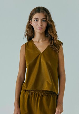 Top bez rukávov s V-výstrihom v olivovo zelenej farbe, vyrobený z hodvábu podobného materiálu. Má voľný strih s elastickým pásom, hladkú textúru a minimalistický dizajn.