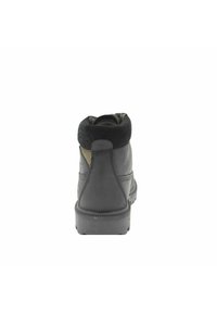 Stivale alla caviglia in pelle nera con un gambo in suede nero testurizzato, suola in gomma e cuciture rinforzate; presenta un design slip-on e accenti minimi.