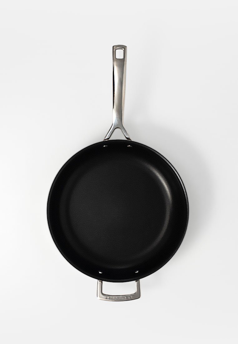 Schwarze, beschichtete Bratpfanne mit glatter Oberfläche, Edelstahlgriff und runder Form. Der Griff verfügt über ein Aufhängeloch.
