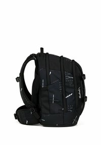 Rucksack aus schwarzem Stoff mit weißen geometrischen Mustern, gepolsterten Tragriemen, mehreren Fächern und einer strukturierten Oberfläche.