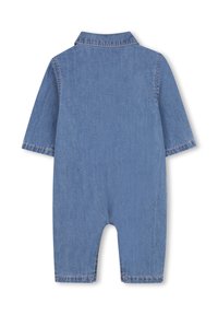 Achteraanzicht van een blauwe denim baby romper met korte mouwen, een kraag en zichtbare roze stiksels op de naden.