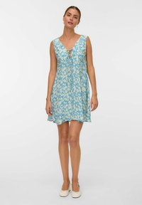 Hellblaues Blumenkleid mit V-Ausschnitt, ärmellosem Design, Schnürdetail an der Vorderseite und fließender A-Linie.