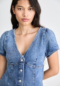 Tommy Jeans SLEEVE DRESS - Džinsa auduma kleita - denim