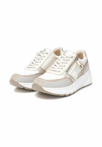 Sneakers bianchi e beige con accenti metallici, pannello laterale testurizzato, punta arrotondata e suola spessa. Presentano lacci e una zip laterale.