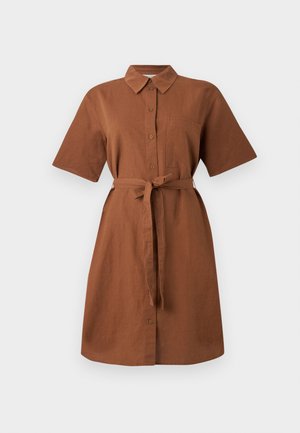 Robe chemise en lin marron avec des manches courtes, fermeture à boutons sur le devant, col et ceinture détachable. Comprend une poche poitrine et une jupe arrivant au genou.