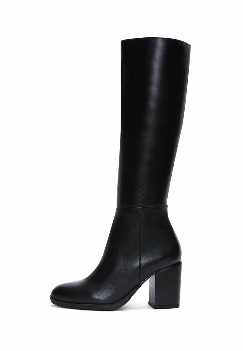 Botte en cuir noire jusqu'au genou avec un bout arrondi et un talon bloc, vue de côté sur un fond blanc.