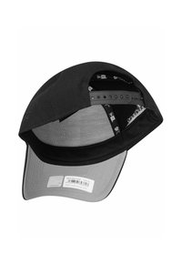 Cappello nero con visiera grigia curva, dotato di interno in rete e chiusura a pressione regolabile. Include etichette e tag del marchio attaccati.