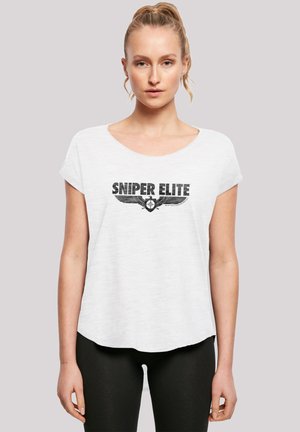 Weißes T-Shirt mit kurzen Ärmeln und rundem Halsausschnitt, bedruckt mit einem "SNIPER ELITE" Grafiken, das Flügel in Schwarz zeigt. Glatte Textur.