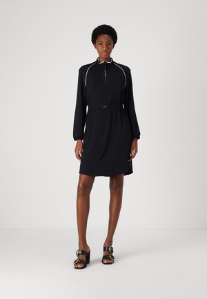 Schwarzes, langärmliges Kleid mit hohem Kragen und halbem Reißverschluss, tailliert mit einer Schnallen-Detail, aus glattem Stoff und entspannter Passform.