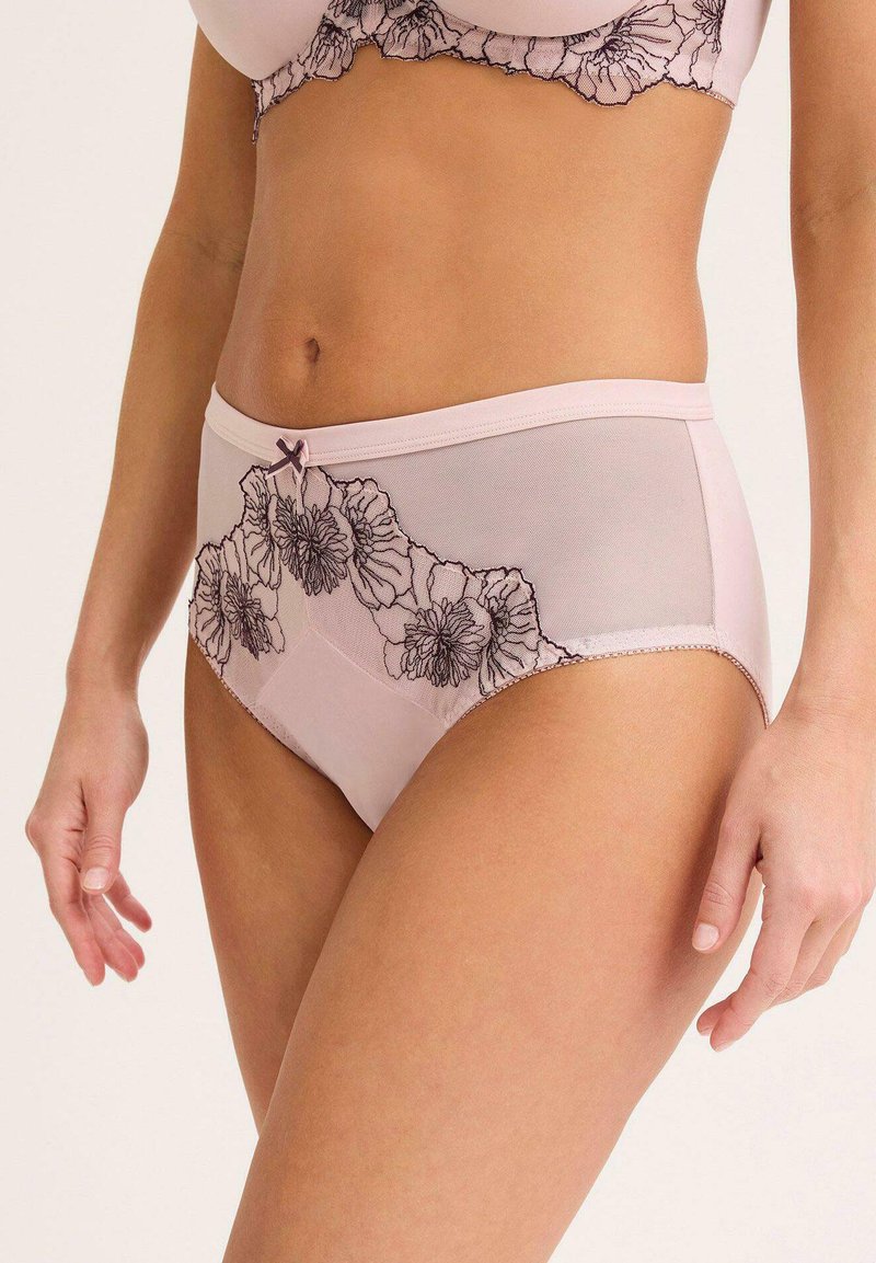 Mutandine alte color rosa chiaro con ricami floreali neri, accenti in pizzo e un fiocco in vita. Tessuto liscio con sezioni trasparenti.