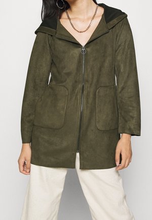 Giacca a zip verde oliva realizzata in materiale morbido simile alla pelle scamosciata. Presenta un grande cappuccio e due tasche frontali con una vestibilità comoda.