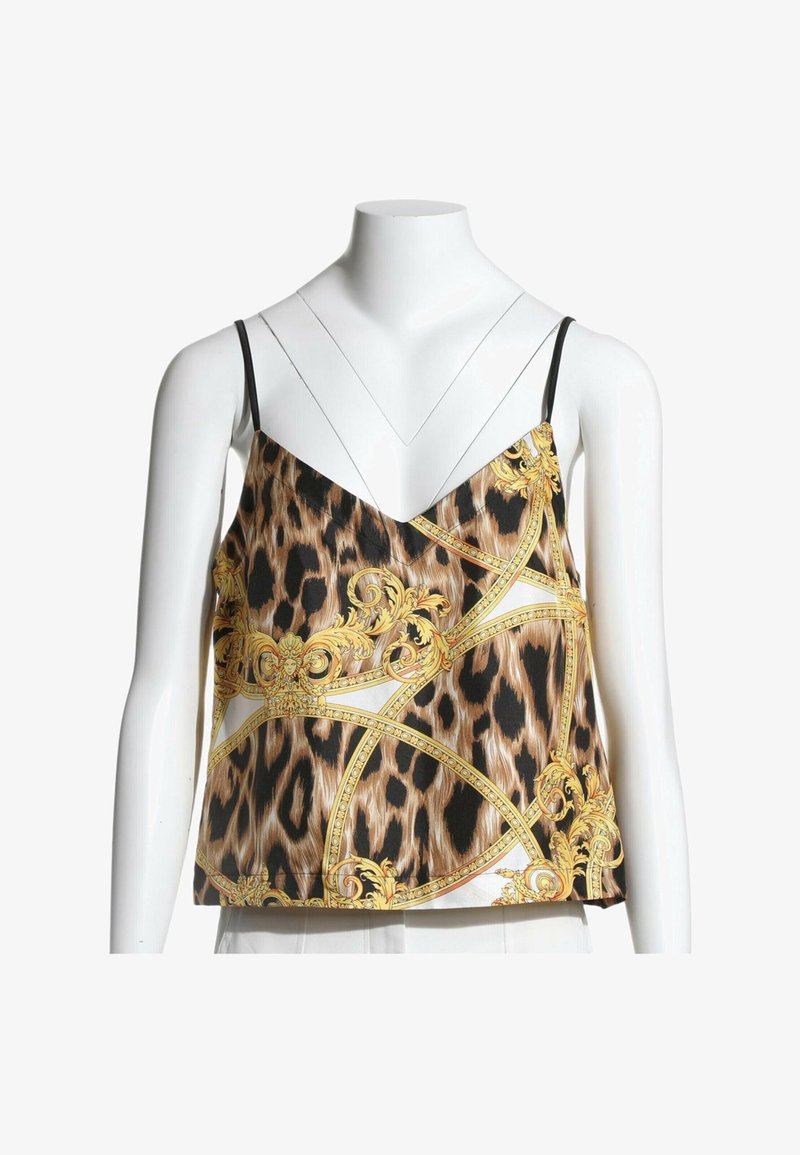 Camisole en satin avec fines bretelles noires, imprimé léopard et motif baroque doré orné, présentée sur un buste de mannequin blanc.