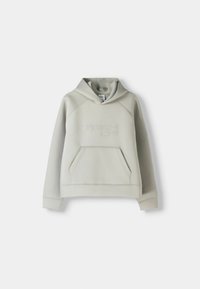 Ljusgrå hoodie i ett mjukt, strukturerat tyg med en känguruficka, dragsko på huven och präglad "TECH 02" logotyp framtill.