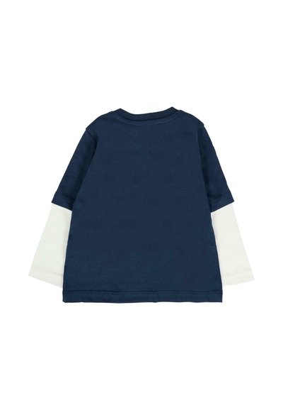 Navy blauwe peuter t-shirt met lange mouwen en witte mouwen die onder korte mouwen zijn gelaagd, van achteren getoond op een witte achtergrond.