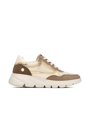 Zapatilla deportiva beige y marrón de perfil bajo con suela blanca, cremallera lateral, cordones y detalle metálico decorativo en el panel lateral.