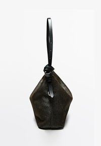 Borsa a mano in pelle di un marrone scuro con una singola tracolla in pelle nera regolabile annodata, esposta su uno sfondo bianco.