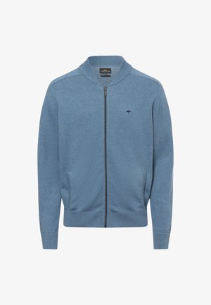 Hellblau gestrickte Strickjacke mit Reißverschluss, gerippten Bündchen und Saum, seitlichen Taschen und kleinem Logo auf der Brust. Weiche Textur.