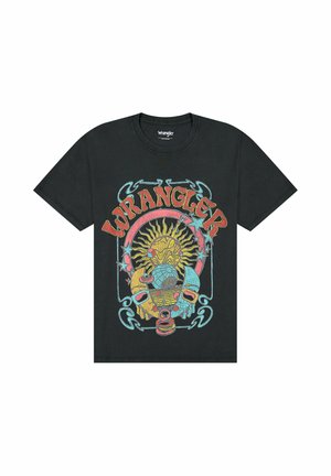 Sort Wrangler T-shirt med farverigt sol-, stjerne- og planettema-grafik samt fed "Wrangler"-tekst over brystet.