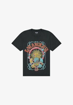 T-shirt Wrangler noir avec un graphique coloré sur le thème du soleil, des étoiles et des planètes, accompagné du texte audacieux "Wrangler" sur la poitrine.