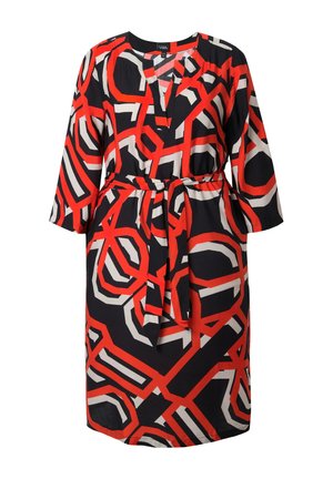 Knee-lange jurk in een gedurfde rode, witte en zwarte geometrische print, met lange mouwen, een V-hals en een taille met ceintuur. Gladde stoftextuur.