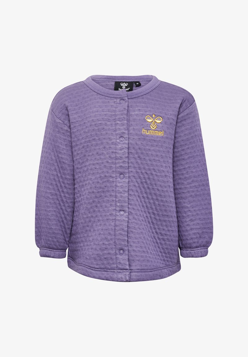 Lilla kviltet knap-op beklædning med lange ærmer, der har en rund halsudskæring og et lille guldbroderet logo på brystet.