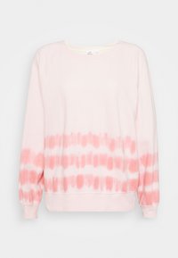 Růžová mikina s tie-dye vzorem a jemnou texturou, s kulatým výstřihem a dlouhými, těsnými rukávy. Dolní polovina má světlejší růžový gradient.