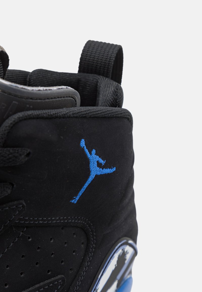 Schwarze Sneaker mit einem High-Top-Design, das blaue Akzente und ein ikonisches Logo aufweist. Das Obermaterial ist weich mit einer strukturierten Oberfläche.