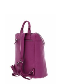 Sac à dos en cuir violet avec deux poignées supérieures, des bretelles ajustables et une fermeture éclair. Il dispose d'une poche latérale et d'une surface texturée.