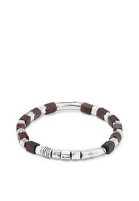 Pulsera de cuero y metal con cuentas de madera marrón, detalles metálicos hexagonales en tono plateado y un diseño suave y redondeado.