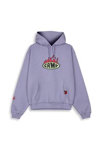 La sudadera lila cuenta con un bolsillo frontal, capucha con cordón y un logotipo audaz con acentos de llamas. Los puños y el dobladillo acanalados completan el diseño.