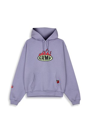 La sudadera lila cuenta con un bolsillo frontal, capucha con cordón y un logotipo audaz con acentos de llamas. Los puños y el dobladillo acanalados completan el diseño.