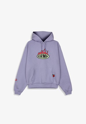 La sudadera lila cuenta con un bolsillo frontal, capucha con cordón y un logotipo audaz con acentos de llamas. Los puños y el dobladillo acanalados completan el diseño.
