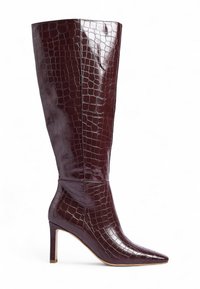 Burgundské čižmy do výšky kolien s lesklým povrchom s embosovaným vzorom krokodílej kože, špicatou špičkou a štíhlým stiletto podpätkom. Hladká textúra, elegantný dizajn.