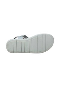 Sola di sandal in gomma bianca con scanalature e creste texturizzate. Piatta con un design a punta arrotondata. Stile minimalista, senza marchi visibili.