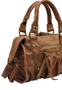 Sac à main en cuir marron avec des poignées tressées, quincaillerie en laiton, poches zippées multiples et une finition texturée. Design compact et structuré.