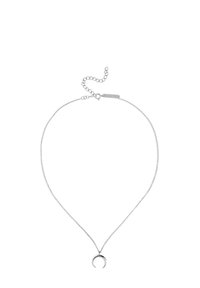 Collana in argento con pendente a forma di luna crescente, caratterizzata da una trama delicata e una catena regolabile per personalizzare la lunghezza.