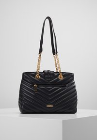 Musta tilkkulaukku, joka on valmistettu synteettisestä nahasta. Laukussa on kultaiset ketjuelementit, etupuolella vetoketjutasku ja kaksoisoljet olkahihnat.