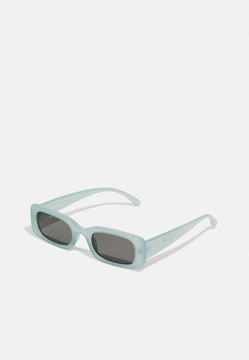 Une paire de lunettes de soleil rectangulaires avec des montures translucides bleu clair et des verres gris foncé, présentant des branches droites et des détails matériels minimaux.